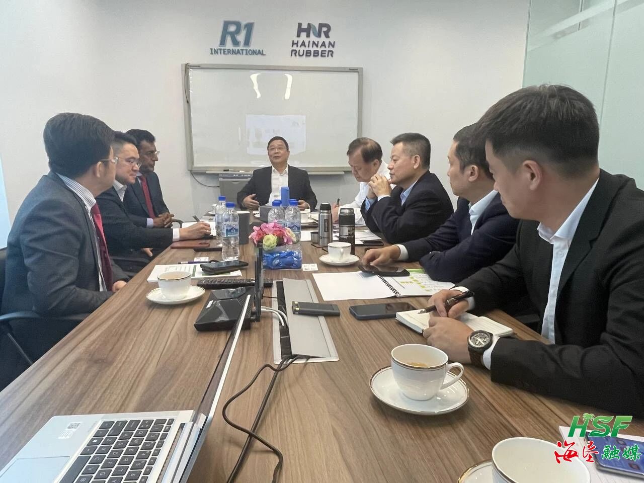 包洪文一行與R1公司座談交流。
